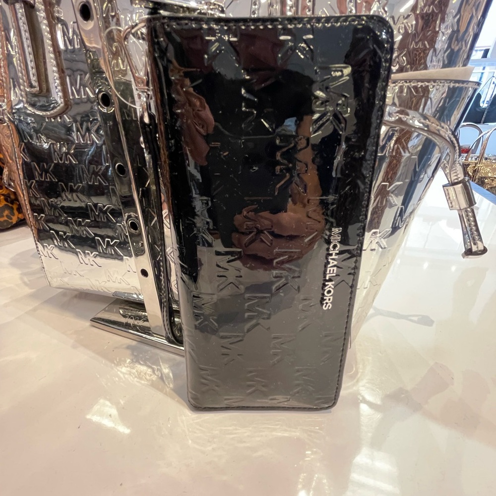 MICHAEL KORS Jet Set Larg Patent Logo Debossed Continental Wallet Wristlet Phone - Picture 7 of 16